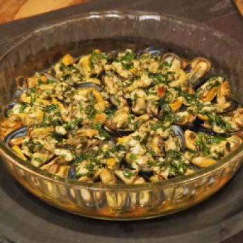 Gegrillte Miesmuscheln mit Petersilie und Parmesan auf Tomaten/Fenchel-Bett - <a href="https://www.genussfreak.de/gegrillte-miesmuscheln-mit-petersilie-und-parmesan-auf-tomatenfenchel-bett" target="_blank">zum Rezept</a> - (c) Jörg Bornmann