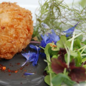 Kolja Kleeberg verwöhnt mit einer ‚Gebackenen Kabeljaubrandade mit Kokos-Aioli und Salbei-Ananas‘ auf Landpartie Dagobertshausen 2017 - (c) Gabi Vögele