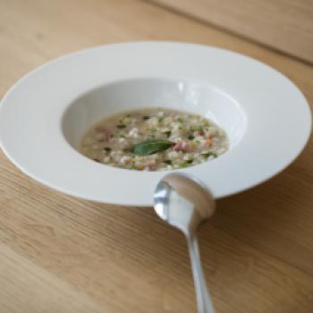 Gerstensuppe - Ein Stück Südtiroler Heimat - <a href="https://www.genussfreak.de/gerstensuppe-ein-stueck-suedtiroler-heimat" target="_blank">zum Rezept</a> - © Büro Rabensteiner