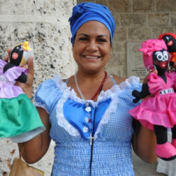 Havanna - Schillernde Persönlichkeiten, wie diese Souvenirverkäuferin, findet man beim Stadtrundgang durch Havanna - (c) Gabi Dräger