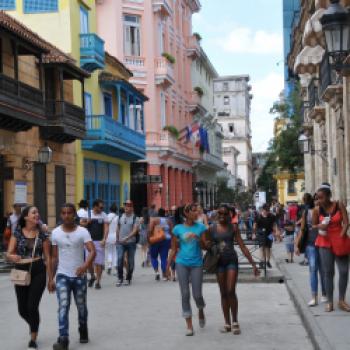 Havanna - Auf dem Malecón gilt es, sehen und gesehen werden. Spaziergänger, Liebespaare, Angler, Touristen, Musikanten und Erdnussverkäufer treffen sich am Abend - (c) Gabi Dräger