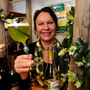 Hildegard Heindl mit Holledauer Hopfen-Secco in Halle C3, Stand 450 - (c) Food & Life