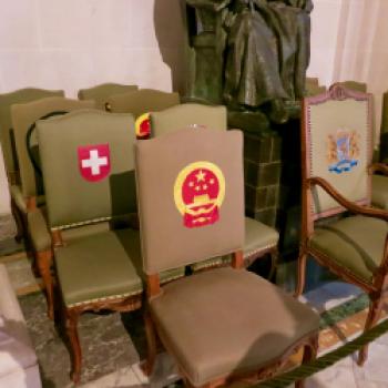 Jede Nation hat einen eigenen Stuhl mit entsprechendem Nationensymbol - (c) Eva-Maria Mayring