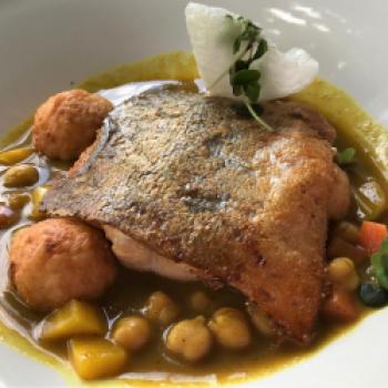 Dinnermenü im Karnerhof: Saiblingsfilet in Currysooße mit Kichererbsen - (c) Eva-Maria Mayring