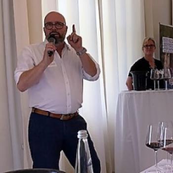 Durch die Präsentation führte der Weinbotschafter für Niederösterreich, der stellvertretende Chefredakteur von Vinum,  Harald Scholl und die Geschäftsführerin der neuen Wein Niederösterreich Marketing GmbH Ulli Hager - (c) Marianne Riermeier