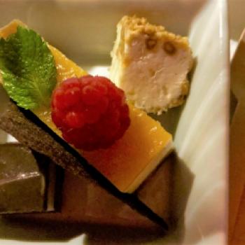 Variation von der Marille & Nougat, Mandel-Krokantparfait Amarettoschaum, Tonkabohnensponge - (c) Eva-Maria Mayring