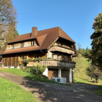 Der Thomashof von 1705 ist ein Bauernhof mit einem für den Schwarzwald so typischen Walmdach. Eine alte Getreidemühle gehört auch noch dazu - (c) Gabi Dräger