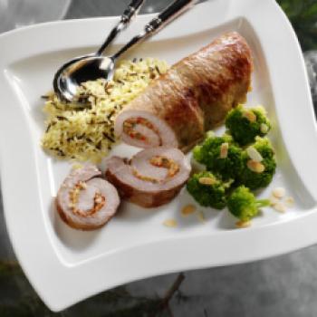 Gefüllte Kalbsroulade mit gemandeltem Brokkoli - <a href="https://www.genussfreak.de/gefuellte-kalbsroulade-mit-gemandeltem-brokkoli" target="_blank">zum Rezept</a> - (c) Wirths PR