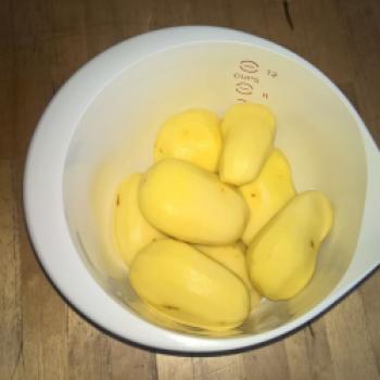Für die Kartoffel-Lebkuchen schälen wir zuerst die Kartoffeln (Rezept: Kartoffel-Lebkuchen)