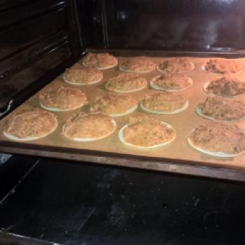 Die Kartoffel-Lebkuchen in den auf 200°C vorgeheißten Ofen schieben und etwa 20 min. backen (Rezept: Kartoffel-Lebkuchen)