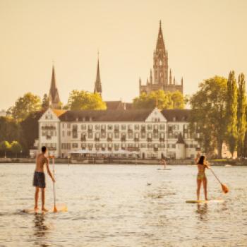 Mit dem SUP auf dem See vor der Silhouette Konstanz - (c) MTK Dagmar Schwelle