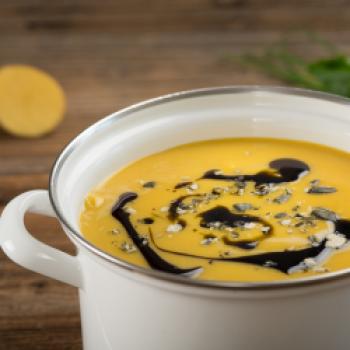 Kartoffel-Kürbissuppe - <a href="https://www.genussfreak.de/kartoffel-kuerbissuppe" target="_blank">zum Rezept</a>  - (c) Stefan Kristoferitsch mit freundlicher Genehmigung der Gemeinschaft Steirisches Kürbiskernöl g.g.A.