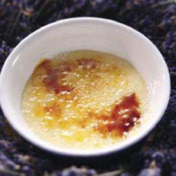 Lavendel-Crème-Brulée - <a href="https://www.genussfreak.de/lavendel-creme-brulee" target="_blank">zum Rezept</a> - (c) Deutsches Weininstitut