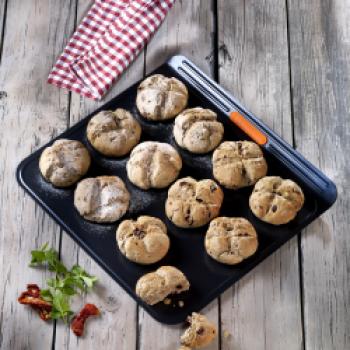 2erlei Roggenbrötchen - <a href="https://www.genussfreak.de/2erlei-roggenbroetchen" target="_blank">zum Rezept</a> - (c) Le Creuset