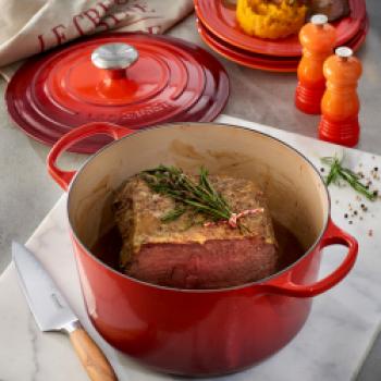 Ofen-Entrecôte mit Earl Grey-Portweinsauce und Kürbis-Selleriestampf - <a href="https://www.genussfreak.de/ofen-entrecote-mit-earl-grey-portweinsauce-und-kuerbis-selleriestampf" target="_blank">zum Rezept</a> - (Le Creuset)