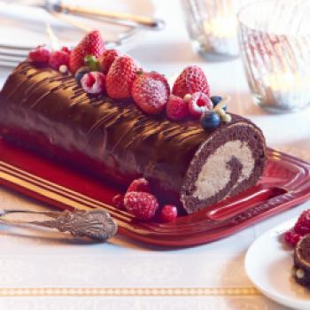 Bûche de Noël - <a href="https://www.genussfreak.de/buche-de-noel" target="_blank">zum Rezept</a> - (c)  Le Creuset