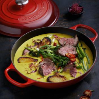 Afrikanisches Curry mit Erdnussbutter und gegrilltem Rinderfilet - (c) Le Creuset