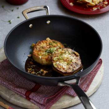 Japanisches Sellerie-Steak, die wunderbaren Aromen machen das vegetarische Steak zu einem Highlight - (c) Le Creuset