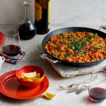 Vegetarische Paella - <a href="https://www.genussfreak.de/vegetarische-paella" target="_blank">zum Rezept</a> - (c) Le Creuset