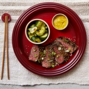 Rindfleisch mit scharfem Senf und Gurkenstückchen - <a href="https://www.genussfreak.de/rindfleisch-mit-scharfem-senf-und-gurkenstueckchen" target="_blank">zum Rezept</a> - (c) Le Creuset