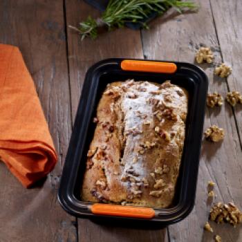 Walnussbrot - <a href="https://www.genussfreak.de/walnussbrot" target="_blank">zum Rezept</a> - (c) Le Creuset