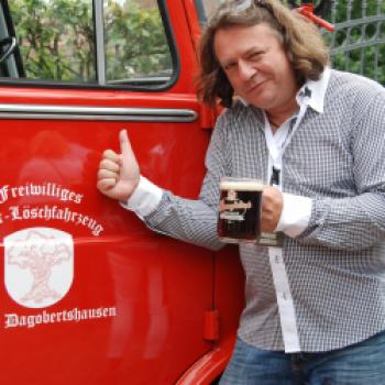 Und der erste Dursch wird mit einem Löschfahrzeug gestillt - Landpartie Dagobertshausen 2017 - (c) Gabi Vögele