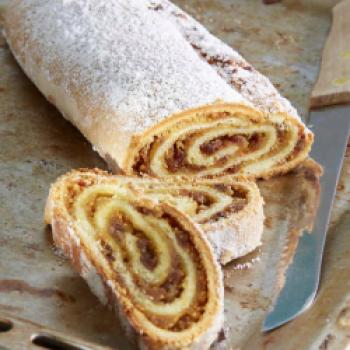 Mit Feigen und Marzipan gefüllte Rolle - <a href="https://www.genussfreak.de/mit-feigen-und-marzipan-gefuellte-rolle" target="_blank">zum Rezept</a> - (c) Jörg Bornmann