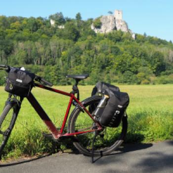 Radtouren in der bergigen Ökomodellregion Fränkische Schweiz sind gerade mit E-Bikes gut zu genießen - (c) Jörg Bornmann