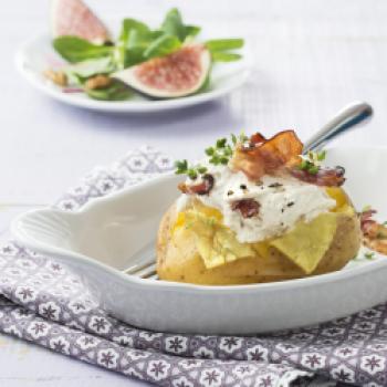 Ofenkartoffeln mit Bacon, Feigen und Ziegenfrischkäsedip - <a href="https://www.genussfreak.de/ofenkartoffel-bacon-mit-feigen-ziegenfrischkaese-dip" target="_blank">zum Rezept</a> - (c) Wirths PR