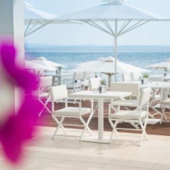 Die Terrasse des griechisches Restaurant Ouzo im 'Ikos Resorts Olivia', Griechenland, Wein, Griechischer Wein - © Ikos Resorts