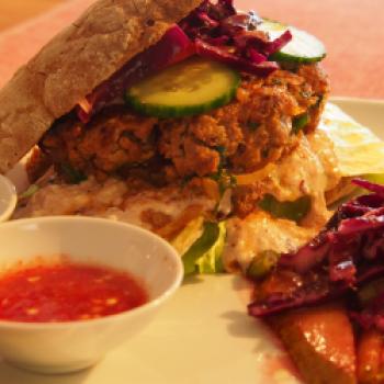 Südtiroler Wildburger mit Rotkrautsalat, Rotweinbirnen und zweierlei Saucen - <a href="https://www.genussfreak.de/suedtiroler-wildburger" target="_blank">zum Rezept</a> - (c) Jörg Bornmann