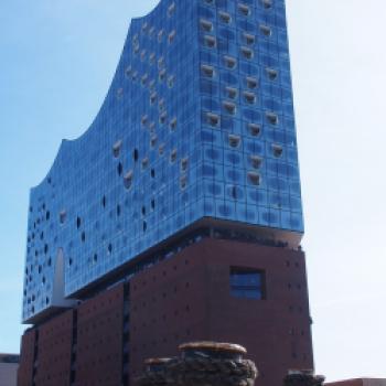 Die Elbphilharmonie in Hamburg - Hafen und Elphie wirken, als hätten sie schon immer zusammen gehört - (c) Jörg Bornmann