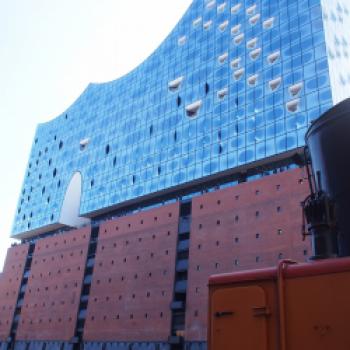 Die Elbphilharmonie in Hamburg - Hafen und Elphie wirken, als hätten sie schon immer zusammen gehört - (c) Jörg Bornmann