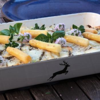 Mairübchen-Auflauf mit weißem Spargel, Champignons, Reis und Hühnerfilet - <a href="https://www.genussfreak.de/mairuebchen-auflauf-mit-weissem-spargel-champignons-reis-und-huehnerfilet" target="_blank">zum Rezept</a>  - (c) Jörg Bornmann