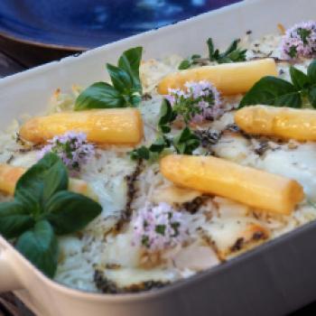 Mairübchen-Auflauf mit weißem Spargel, Champignons, Reis und Hühnerfilet  - (c) Jörg Bornmann