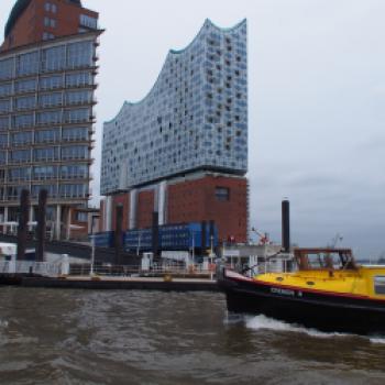 Die Elbphilharmonie in Hamburg - Hafen und Elphie wirken, als hätten sie schon immer zusammen gehört - (c) Jörg Bornmann