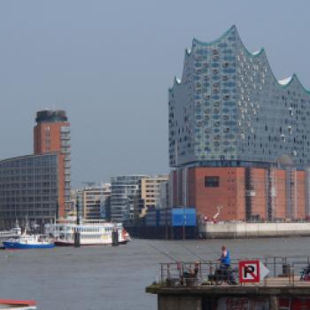 Die Elbphilharmonie in Hamburg - Hafen und Elphie wirken, als hätten sie schon immer zusammen gehört - (c) Jörg Bornmann