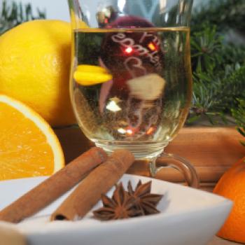 Weißer Glühwein - <a href="https://www.genussfreak.de/weisser-gluehwein" target="_blank">zum Rezept</a> - (c) Jörg Bornmann