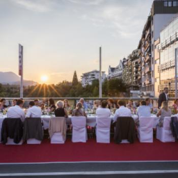 Küchenkult - Die Lange Tafel über der Drau in Villach - (c) Region Villach Tourismus Lukas Kirchgasser