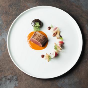 Reh, Massaman Curry & Chinesische Artischocke - ein Rezept von Tim Raue - (c) Callwey Verlag
