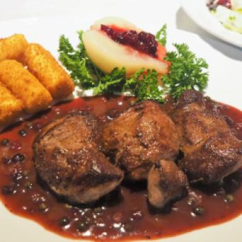 Wildfleisch, wie hier Rehmedallions mit Kroketten im Posthotel Jonnesberg in Lauterbach, kein Fleisch ist ursprünglicher und ehrlicher- (c) Jörg Bornmann