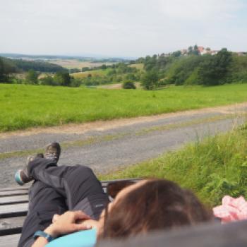 Relaxen und Genießen kann man auch beim Wandern auf den zahlreichen Wanderwegen dieses hessischen Mittelgebirges - (c) Jörg Bornmann