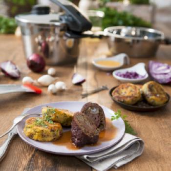 Rinderroulade de luxe mit Kartoffel-Rotkohl-Plätzchen - (c) Fissler