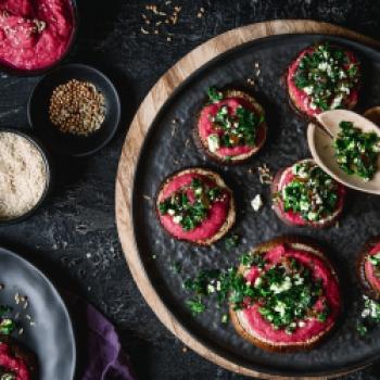 Rote Bete Hummus mit Aubergine - <a href="https://www.genussfreak.de/rote-bete-hummus-mit-aubergine" target="_blank">zum Rezept</a> - (c) aubergine.nl