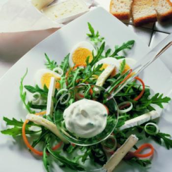 Rucola-Salat mit Rahm-Dressing - <a href="https://www.genussfreak.de/rucola-salat-mit-rahm-dressing" target="_blank">zum Rezept</a>