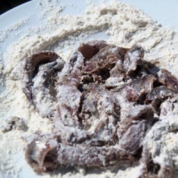 3. Die Sardinenfilets gut auf beiden Seiten bemehlen und 4. überschüssiges Mehl abschütteln - (c) Jörg Bornmann