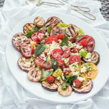 Sommerlichen Auberginen Tomaten Salat mit Feta - <a href="https://www.genussfreak.de/sommerlicher-auberginen-tomaten-salat-mit-feta" target="_blank">zum Rezept</a> - (c) aubergine.nl