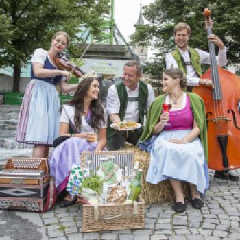 Ebenfalls vor Ort: die amtierenden steirischen Wein- und Narzissenhoheiten - (c) Steiermark Tourismus / Achim Schmidt