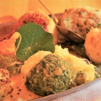 Spezialitäten im Stubaital – einfach köstlich - Ein Knödel-Allerlei, Speckknödel, Spinatknödel, Kasknödel und Rohnen-Knödel - (c) Jörg Bornmann