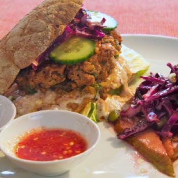 Südtiroler Wildburger mit Wildschwein- und Rehfleisch, Rotkrautsalat, Rotweinbirnen und zweierlei Soßen - (c) Jörg Bornmann